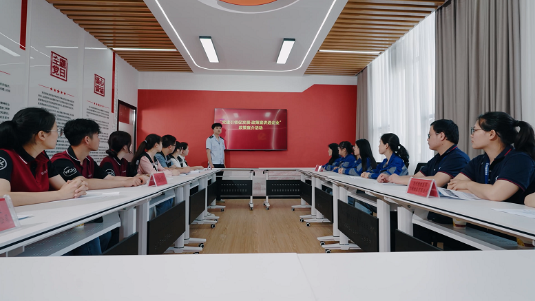 贵阳双龙经济区税务局党建指导员在党群服务中心为企业宣讲党组织活动工作经费税前扣除政策。.png