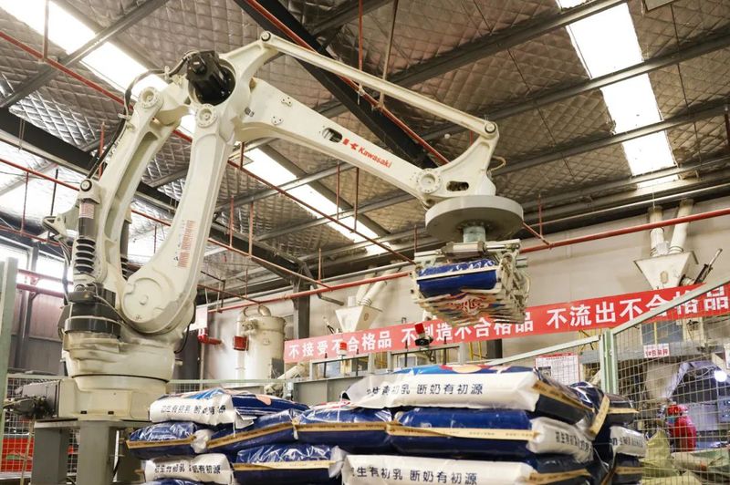 同正畜牧 自动化机械手臂堆放产品.jpg