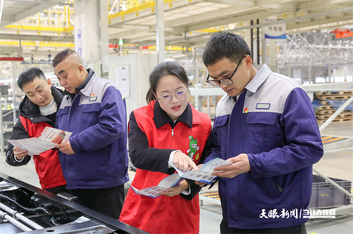 企业党员特派员正同贵州长江工作人员了解企业业务发展情况。（袁福洪拍摄）.jpg