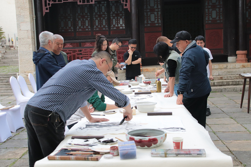 画家们在安顺文庙进行笔会交流-FZ1002628483.jpg