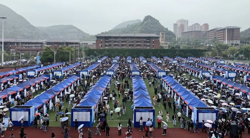 高校毕业生专场招聘会现场.jpg