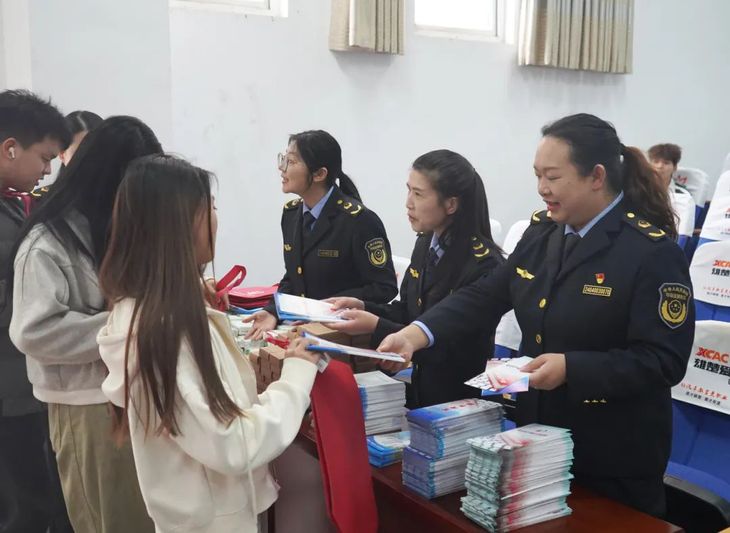 我市多措并举开展知识产权周宣传活动 -FZ1002637610.jpg