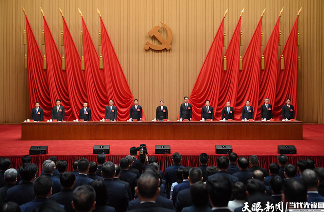 （审定）WEN_9493-----2025年4月29日，中国共产党贵州省第十三届委员会第七次全体会议在贵阳召开。全体起立高唱《国际歌》。贵州日报天眼新闻记者 闻双 摄影.JPG