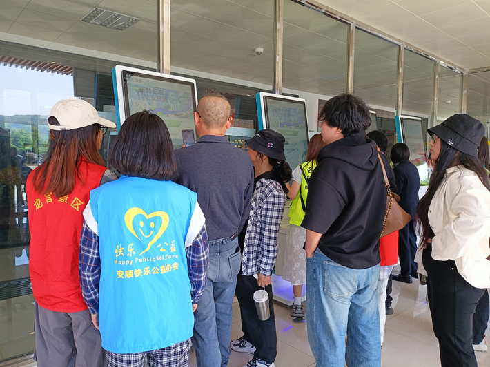 志愿服务进景区 绘出文明旅游“风景线”-FZ1002646619.jpg