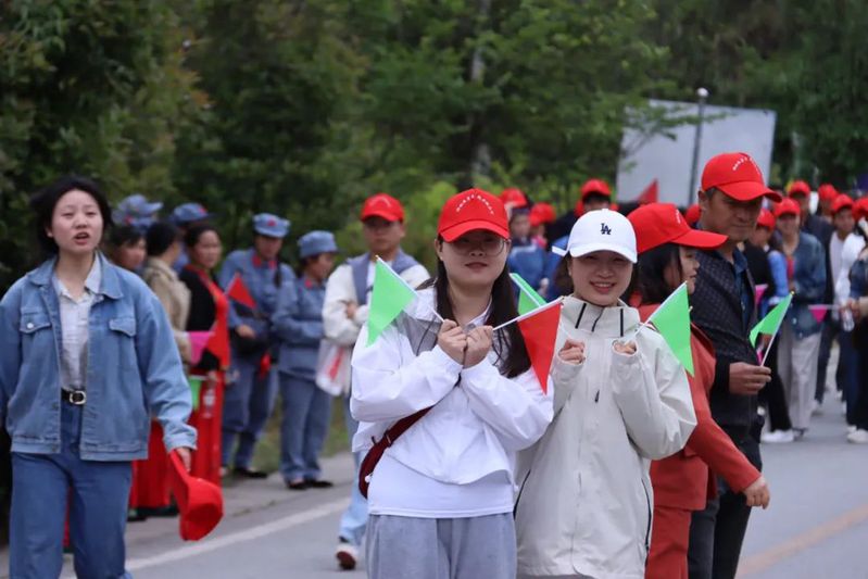 紫云格凸河镇：千人徒步&nbsp; 畅享丛林之美-FZ1002645841.jpg