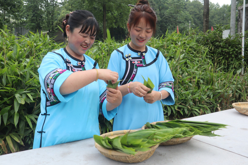 包粽子.JPG
