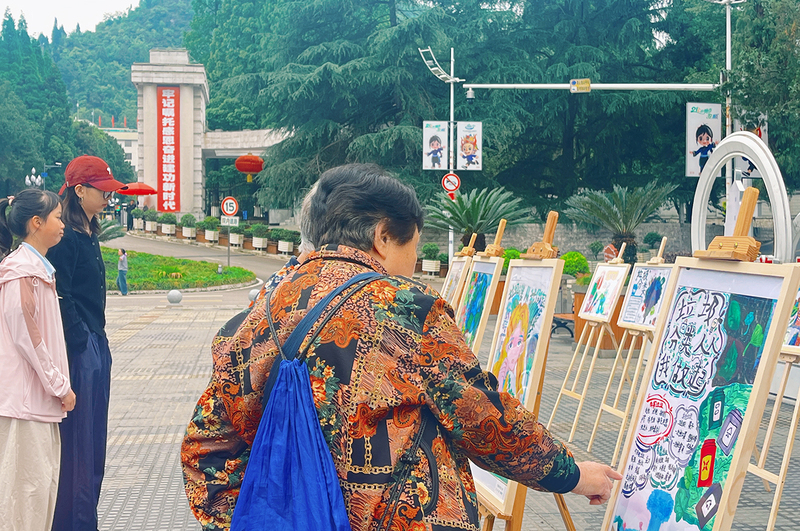 市民观看画作.jpg