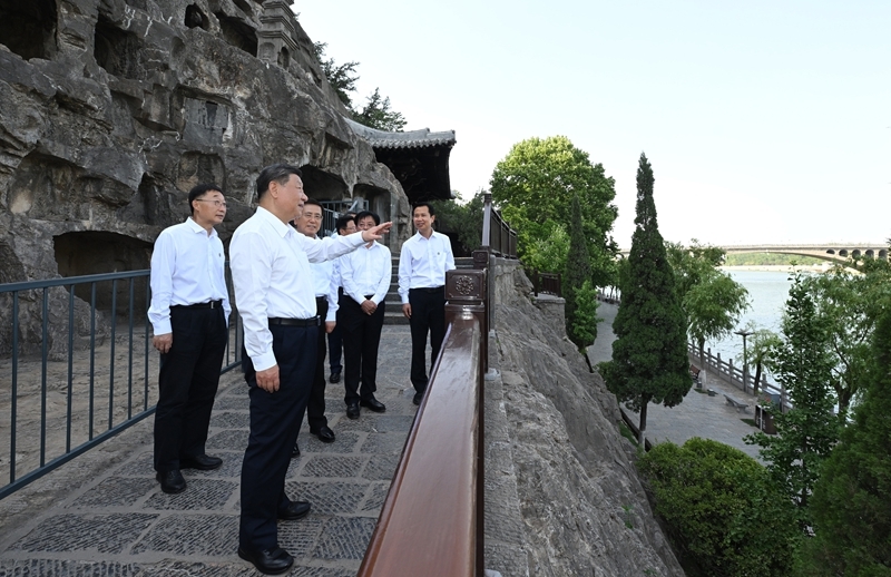 2025年5月19日至20日，中共中央总书记、国家主席、中央军委主席习近平在河南考察。这是19日下午，习近平在洛阳龙门石窟考察。新华社记者 谢环驰 摄