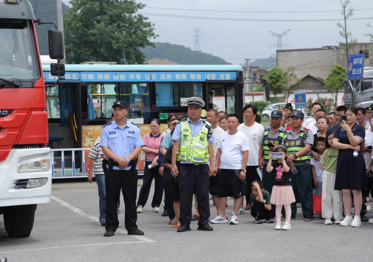 2025年高考，安顺交警全力以“护”-FZ1002806634.jpg