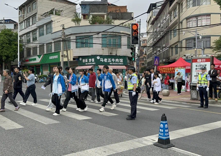 2025年高考，安顺交警全力以“护”-FZ1002806624.jpg