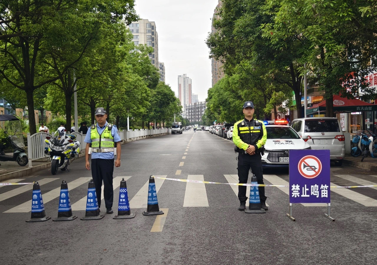 2025年高考，安顺交警全力以“护”-FZ1002806633.jpg