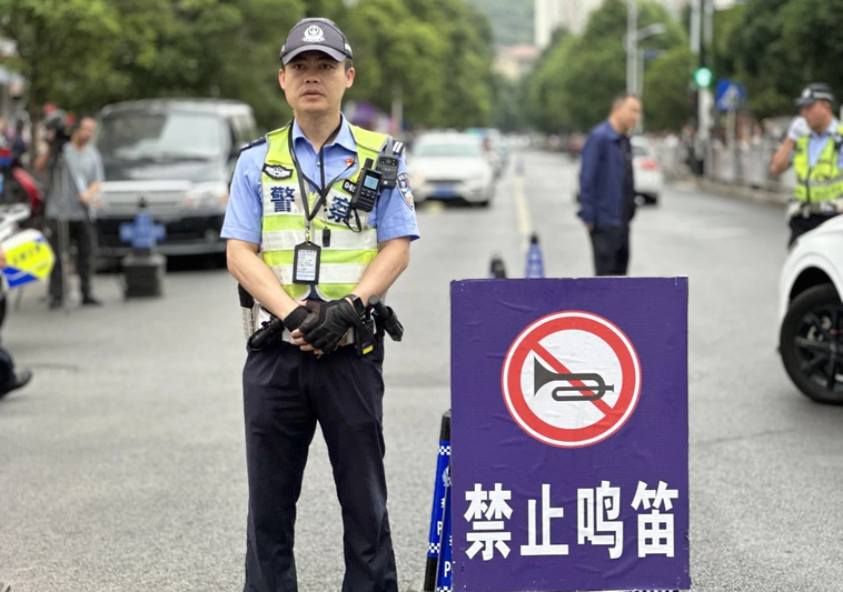 2025年高考，安顺交警全力以“护”-FZ1002806628.jpg