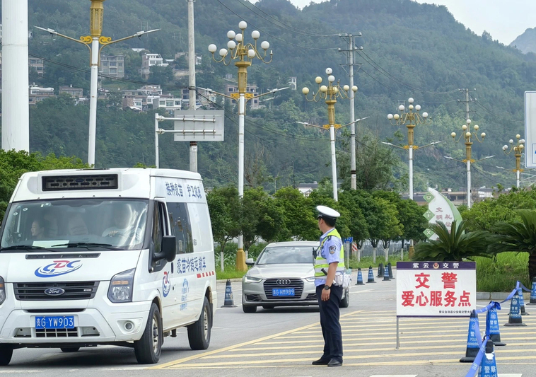 2025年高考，安顺交警全力以“护”-FZ1002806629.jpg
