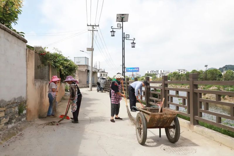 保洁员和志愿者正在清扫街道.jpg