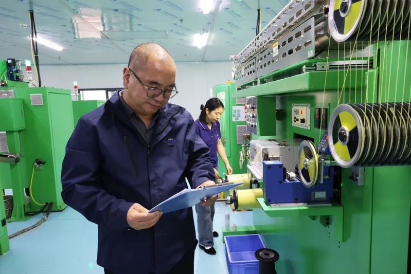 王金斗查看公司产品生产情况.jpg