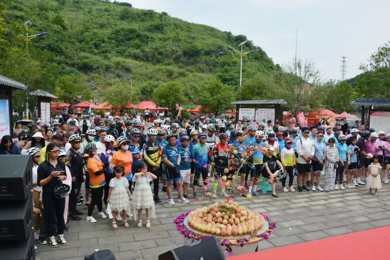 和谐村自行车骑行活动暨品桃节活动.jpg