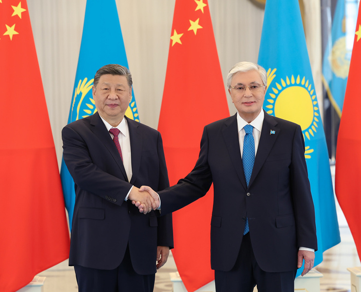 当地时间6月16日下午，哈萨克斯坦总统托卡耶夫同中国国家主席习近平在阿斯塔纳总统府举行会谈。