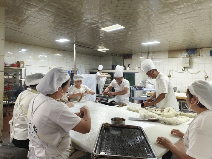 陈勇和员工们一起有序地制作鸡丝花卷-FZ1002849541.jpg
