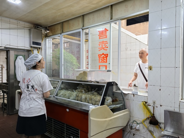 顾客购买鸡丝花卷-FZ1002849545.jpg
