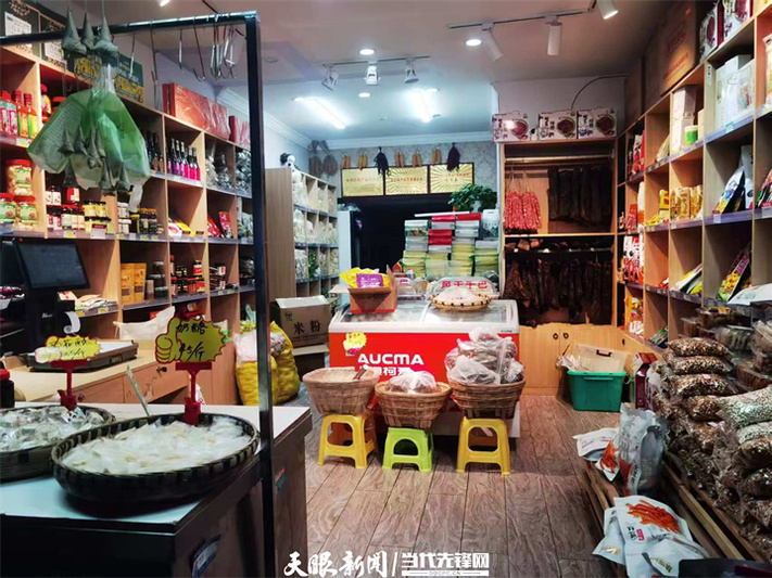 贵阳的凤冈农特产品销售店一景。王飞 摄.jpg