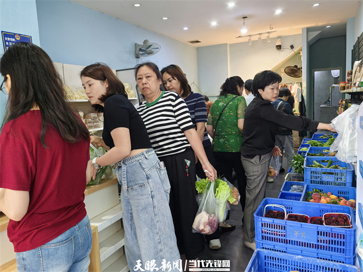 “山边手工农产”排队结账的人群。牟绍莉 摄.jpg