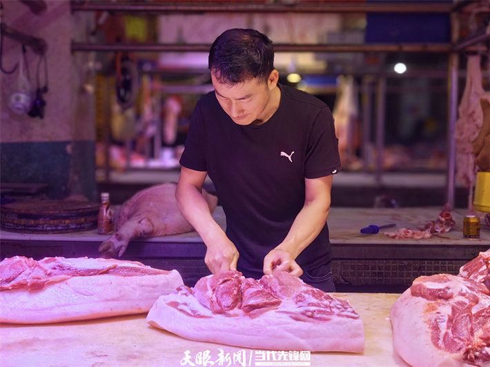徐朝海查看猪肉品质。牟绍莉 摄.jpg