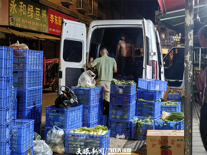 等待装车的农特产品。牟绍莉 摄.jpg