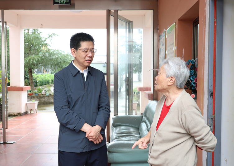 陈健在安顺经开区幺铺镇敬老院督导调研.jpg