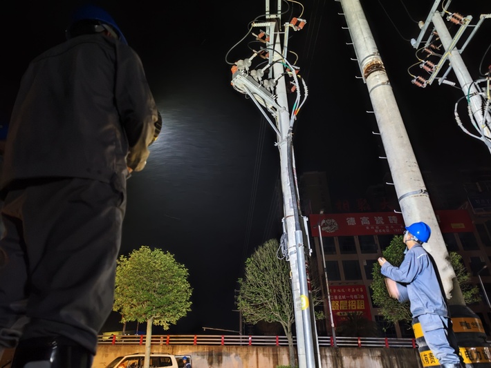 抢修人员对10千伏榕外I回线路展开“地毯式”人工巡查.jpg