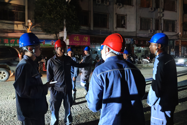 安顺供电局抢修队伍火速集结，对10千伏榕外I回线路展开“地毯式”人工巡查。.jpg