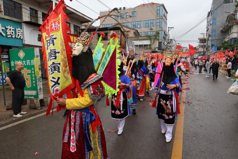 巡游中，关公神轿庄严前行，身着传统凤阳汉-FZ1002871979.JPG
