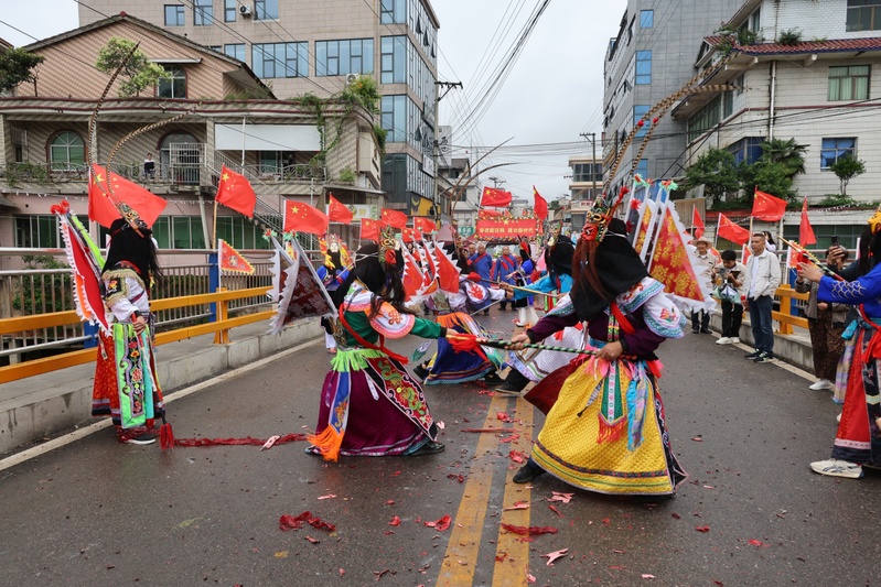 巡游中的地戏表演-FZ1002871985.JPG