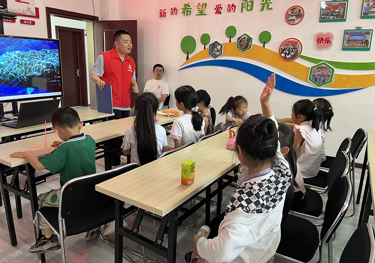 安顺经开区学苑社区：小暑绘草帽 防暑护平-FZ1002906724.jpg