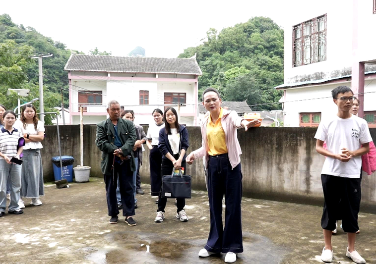 培训老师现场教授如何规整打理院坝-FZ1002906340.png