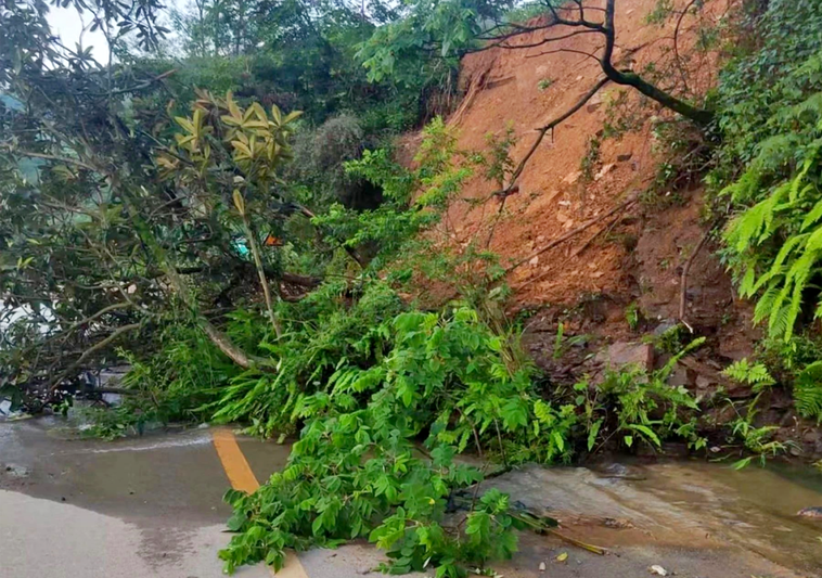 汛期造成的农村公路损坏-FZ1002906537.png