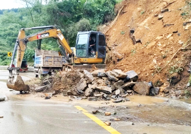 对局部路面损坏组织力量清理修复-FZ1002906531.png