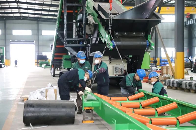 启黔重工车间工人正在组装设备-FZ1002922385.JPG