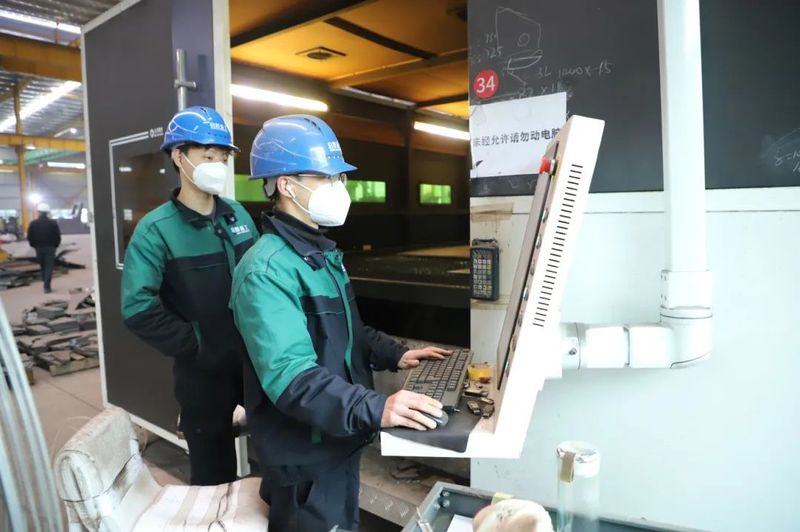 启黔重工车间工人正在操作生产设备-FZ1002922381.JPG