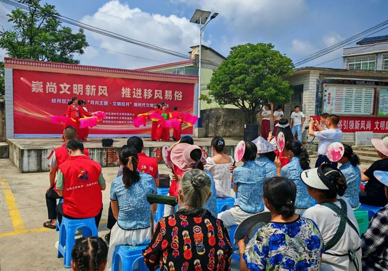 推进移风易俗活动现场.jpg