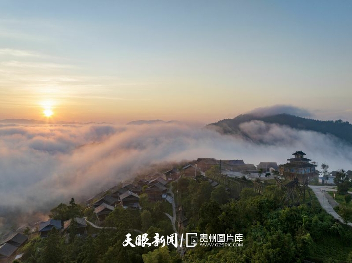 899025-2025年7月30日，贵州省黔东南苗族侗族自治州从江县丙妹镇大歹村在雾中若隐若现，在朝霞的映照下，美不胜收（无人机照片）。.jpg