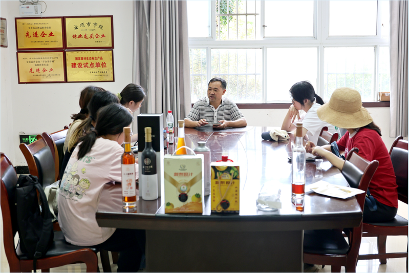 与企业负责人交谈.png
