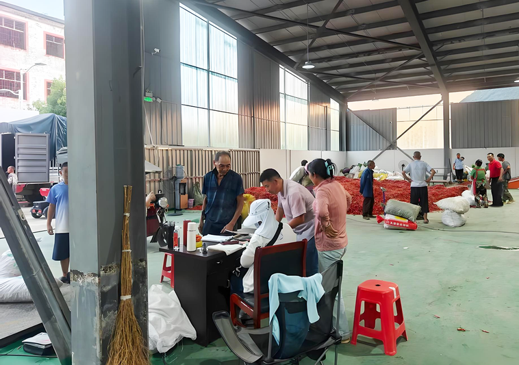 烘干厂聘请了10余名当地群众进厂务工，增-FZ10021059703.png