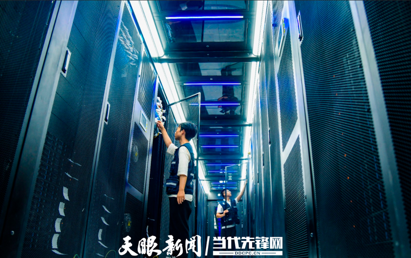 在贵安新区的中国移动（贵阳）数据中心，技术人员在机房内对服务器进行正常巡检工作。杨涛 摄.png