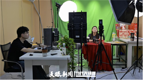 贵州佳里佳农业发展有限公司主播带货现场.png