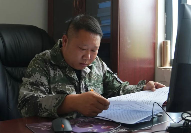 十字乡摆捞村党支部书记何高华-FZ10021084943.jpg