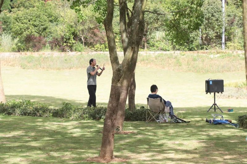 市民在公园开阔的草坪上弹唱.jpg