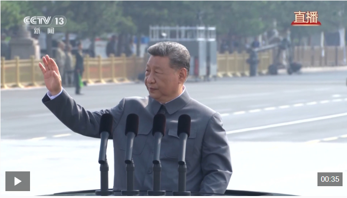 习近平向广场观礼台上的各界代表挥手致意