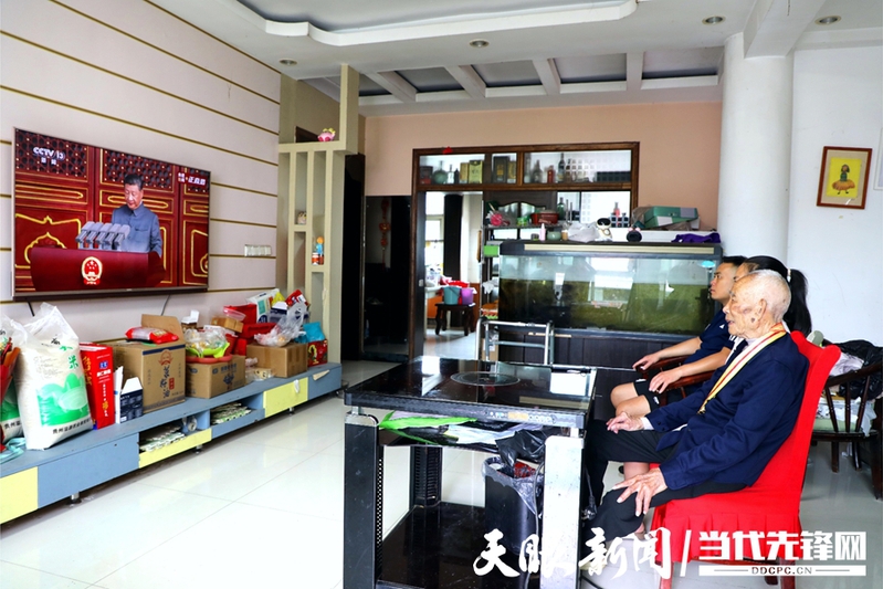 徐以根在家观看阅兵.JPG