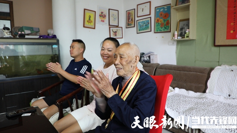 看阅兵情不自禁鼓掌.jpg