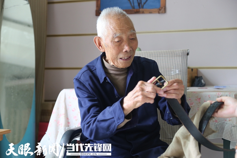 讲解缴获日寇皮带和军毯故事2.JPG